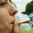 Droguri „la bucată”: Afaceri cu ţigări cu cannabis, printre tinerii din Obcini