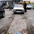 Ridicarea unui autovehicul abandonat în parcarea din intersecţia Mărăşeşti