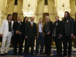 Recompensă: Membrii formaţiei Phoenix au fost decoraţi de preşedintele Băsescu