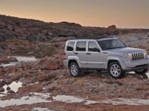 Debut: Jeep sparge iarna cu Cherokee