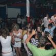 Iubitorii de manele s-au adunat vineri noapte într-o discotecă din Salcea pentru concertul fiicei lui Nicolae Guţă, Nicoleta