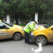 Poliţiştii au lăsat înştiinţări de sancţionare pe toate maşinile parcate neregulamentar pe strada Leca Morariu 