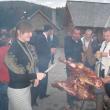 Atmosferă tradiţională exact în spiritul proiectului „Produse naturale din Bucovina,  cu viţel la proţap şi lapte acru în ulcele din lemn
