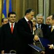 Presedintele PSD, Mircea Geoana (S), dă mâna cu preşedintele PD-L, Emil Boc (D), după semnarea Parteneriatului PD-L - PSD pentru România. Foto: MEDIAFAX