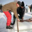 Primarul şi pompierii din Bosanci dau forma crucii de gheaţă