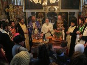 Preotul Constantin Mihoc (cel încercuit), acum doi ani, la  Capela „Buna Vestire” unde, an de an, familia Mihoc se reuneşte, în preajma zilei de Sf. Dumitru