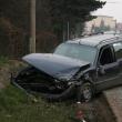 Maşina VW, proiectată în şanţ după impactul violent cu autoturismul BMW 