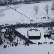 Prima zi în care pârtia de schi din Gura Humorului a funcţionat în mod oficial a atras un număr extrem de mare de turişti