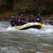 Apa mică şi frigul nu au împiedicat desfăşurarea primei ediţii din acest an a concursului de river rafting pe râul Bistriţa