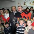 Deputatul PD-L Ioan Bălan şi-a asumat rolul Moşului pentru cei peste o sută de copii de la Grădiniţa cu Program Normal din comuna Mitocu Dragomirnei