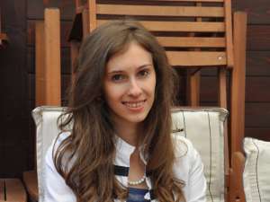 Clara Căşuneanu este absolventă a Colegiului Naţional „Petru Rareş”