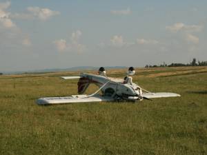Pilotul a reuşit să aducă avionul pe sol, însă din cauza vitezei prea mari roata din faţă s-a rupt, moment în care aparatul ultrauşor s-a dat peste cap