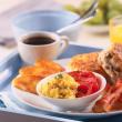 Persoanele care sar peste micul-dejun se îngraşă mai mult, suferă mai des de diabet şi au colesterolul mărit. Foto: CORBIS