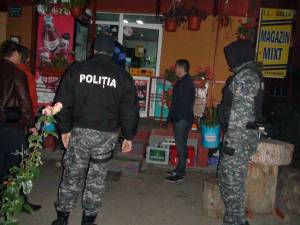 Poliţia a organizat, ieri dimineaţa, 13 percheziţii şi descinderi, fiind vizaţi şapte suspecţi din zona Vicov, doi din Câmpulung Moldovenesc şi un proprietar de magazin din Gura Humorului