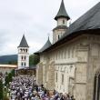 Peste 10.000 de credincioşi au fost prezenţi ieri la Mănăstirea Putna