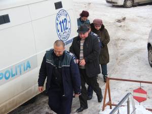 Primarul comunei Udeşti, Săvel Botezatu, şi casiera primăriei, Marinela Borza, au fost arestaţi preventiv, ieri, pentru 30 de zile
