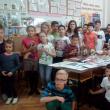 Meşterul popular Aurelia Toma, din Vatra Moldoviţei, le-a explicat elevilor arta încondeierii ouălor