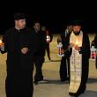 O delegaţie de preoţi, avându-l în frunte pe ÎPS Pimen, a întâmpinat Lumina Sfântă pe Aeroportul din Suceava