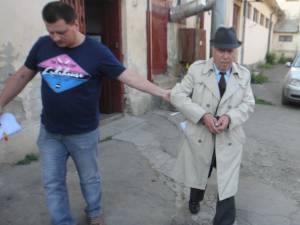 Alexandru Mireuţă, în vârstă de 83 de ani, arestat sub acuzaţia că a violat, împreună cu doi minori, o fată în vârstă de 15 ani