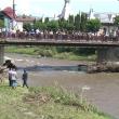 Bărbatul a fost văzut ultima oară chiar în zona podului de peste râul Dorna, pe care se adunaseră zeci de oameni