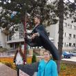 Statuie levitantă în fața Primăriei Suceava