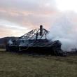În urma incendiului puternic, întreaga gospodărie a fost distrusă de flăcări