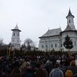 Credincioşii s-au adunat după Sfânta Liturghie în jurul altarului de gheață din curtea Bisericii &quot;Sf. Gheorghe&quot; din comună