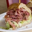 Pastrama pentru sendviş este făcută după o rețetă din Bucovina
