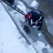 Echipajul de la Detașamentul de pompieri Câmpulung Moldovenesc a acționat imediat, puiul fiind ridicat din zona în care era blocat, învelit și dus la căldură