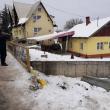 Autoturismul a distrus balustrada, a sărit peste albia unui pârâu şi a plonjat pe terasa barului din curte