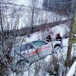 Pompierii au ancorat maşina şi au reuşit să-i scoată din interior pe cei doi ocupanţi în condiţii de siguranţă