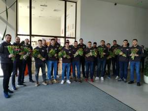 Universitarii au oferit flori de ziua femeii