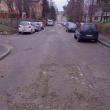 Strada 6 Noiembrie, acoperită cu pavele şi pietriş