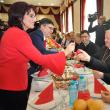 Preşedintele Uniunii Polonezilor din România, Ghervazen Longher, împreună cu soţia sa, Victoria Longher, deputat din partea minorităţii polone, la ceremonialul împărţirii cu oul sfinţit