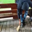 Tineri puşi de Poliţia Locală Suceava să cureţe mizeria făcută în foişorul din Parcul Central