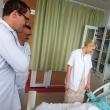Dr. von Lehe, dr. Buzdugan și dr. Ana Miron, în vizită la pacienta căreia în ziua precedentă i-a fost operat focarul de epilepsie din creier
