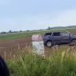 Șoferul a ieşit cu maşina în decor, pe un teren agricol, după ce în prealabil a „ratat” o curbă