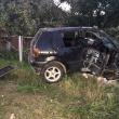 Impactul a fost deosebit de violent, maşina trecând prin temelia gardului
