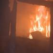 Clădire afectată grav de flăcări, într-un incendiu izbucnit la Sadova