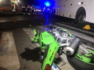 Accidentul în care două persoane care mergeau pe o motocicletă Kawasaki au ajuns sub roţile unui autocar, suferind leziuni incompatibile cu viaţa