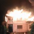 Acoperişul casei a fost cuprins de flăcări și distrus în timpul incendiului