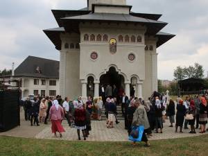 Sute de credincioşi au participat ieri la sfinţirea Bisericii ortodoxe de stil vechi „Sf. Ioan cel Nou de la Suceava”
