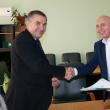 Adrian Popoiu (stânga) a semnat contractul de finanațare pentru un proiect de care va beneficia Colegiul &quot;Lațcu Vodă&quot; din Siret