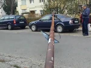 Mașina avariată de stâlp