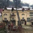 Incendiul a izbucnit sub acoperiş și a fost localizat la timp de pompieri