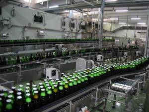Sticle pe bandă în secţia de îmbuteliere a fabricii Bermas