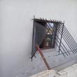 Casa fortăreaţă spartă de cei trei, faptă pentru care au fost şi arestaţi