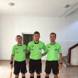 Asistenţii Andrei Pişta şi Alexandru Blanariu îl încadrează pe centralul Florin Motriuc, şi el un tânăr de perspectivă în arbitraj