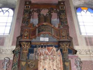 Chivotul sfânt de la Sinagoga din Siret Sursa: FCER