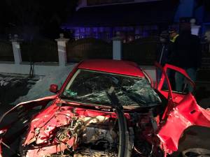 Maşina distrusă aproape în totalitate, după accidentul de la Vicovu de Jos